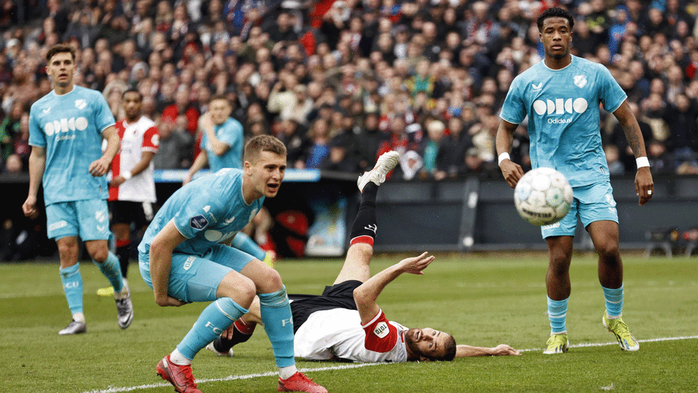 Er sieht das Unheil kommen: Gladbach-Leihgabe Oscar Fraulo (li.) erzielte gegen Feyenoord ein Eigentor.