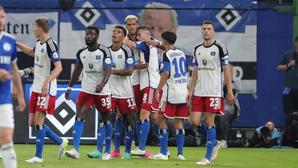 Jubel in Weiß: Der HSV besiegt Absteiger Schalke.