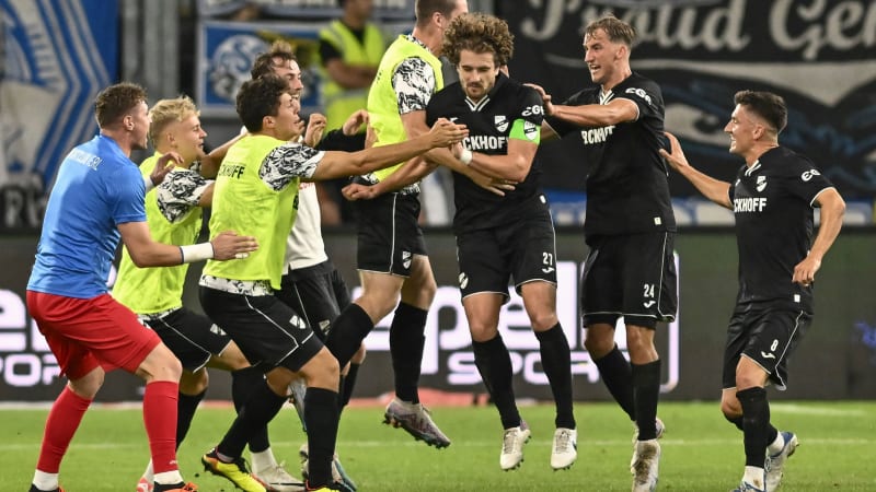 Mael Corboz (#27, SC Verl) jubelt nach dem Tor zum 2:3 mit der Mannschaft