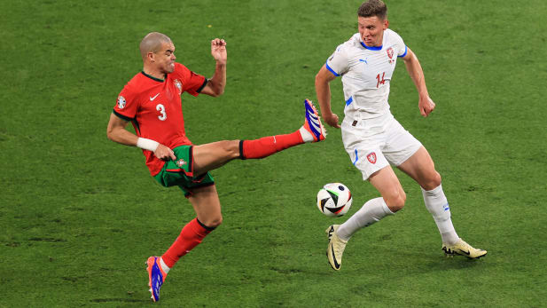 Portugals Pepe im Zweikampf mit Lukas Provod (re.).