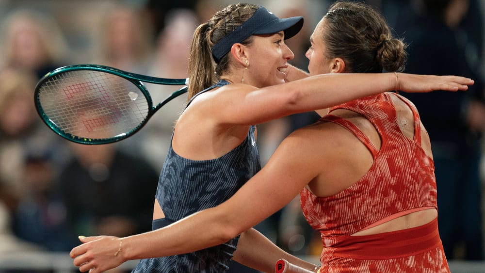 Paula Badosa (li.) und ihre Tour-Freundin Aryna Sabalenka begegneten sich in Runde drei der French Open.