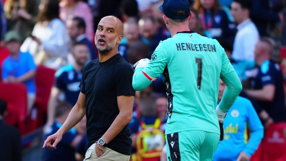 Pep Guardiola und Dean Henderson (v. li.) lieferten sich nach dem Schlusspfiff ein Wortgefecht.