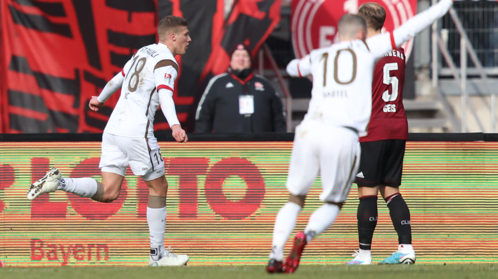 Matchwinner: St. Paulis Jakov Medic (li.) köpfte beim FCN zum wichtigen 1:0 ein.