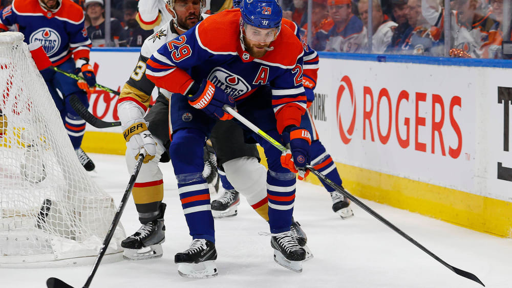 Gewann mit den Oilers das hitzige vierte Duell gegen die Vegas Golden Knights: Leon Draisaitl (vorne).