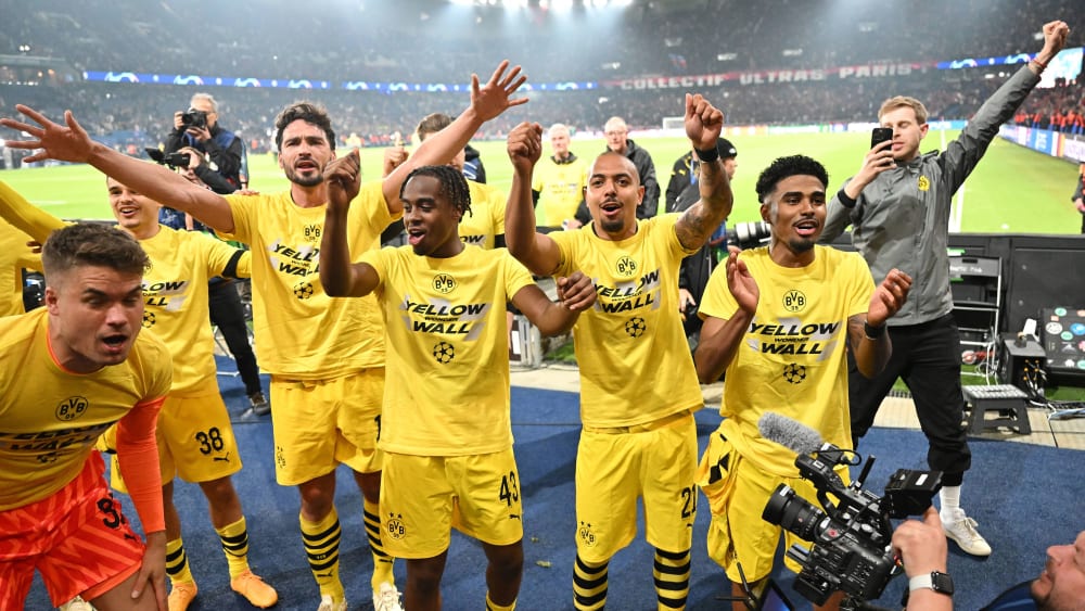 Bereit für die große Party: Noch in Paris feiern die Spieler von Borussia Dortmund ausgelassen den Einzug ins Champions-League-Finale.