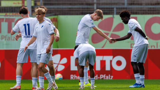 Traf zum 1:0 für die TSG: U-17-Weltmeister Moerstedt (2. v. re.).