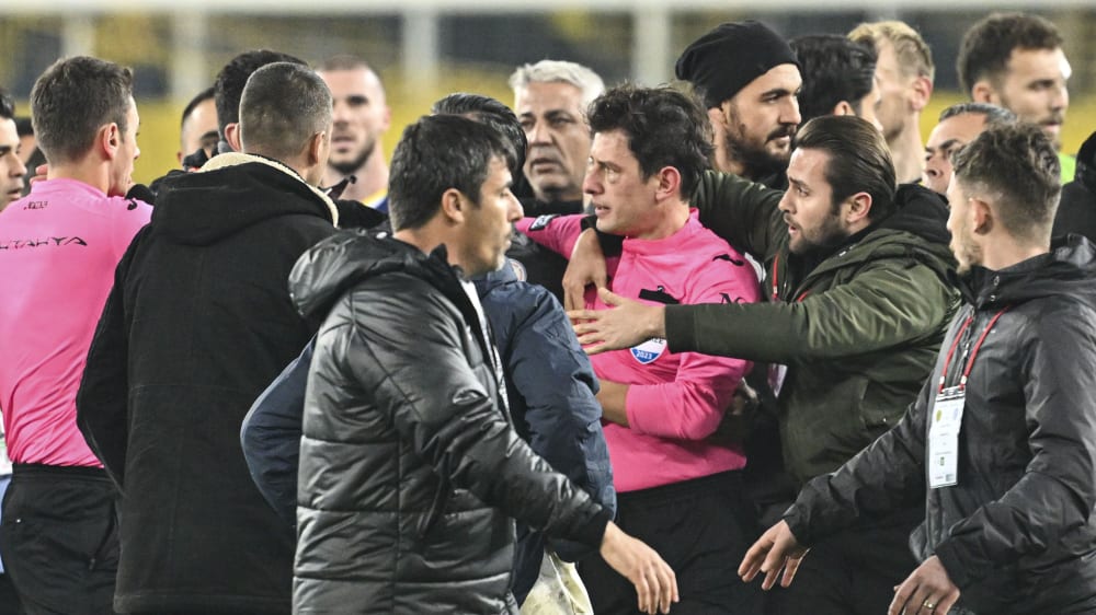 Schiedsrichter Halil Umut Meler wurde nach dem Angriff von Faruk Koca geschützt.
