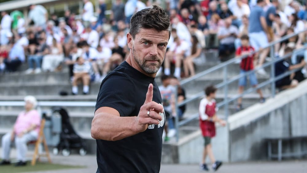 Fingerzeig nach oben: Trainer Torsten Ziegner gibt vor, wo es für seinen MSV Duisburg hin gehen soll.