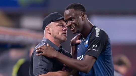 Paderborns Trainer Lukas Kwasniok mit seinem Youngster Ilyas Ansah.