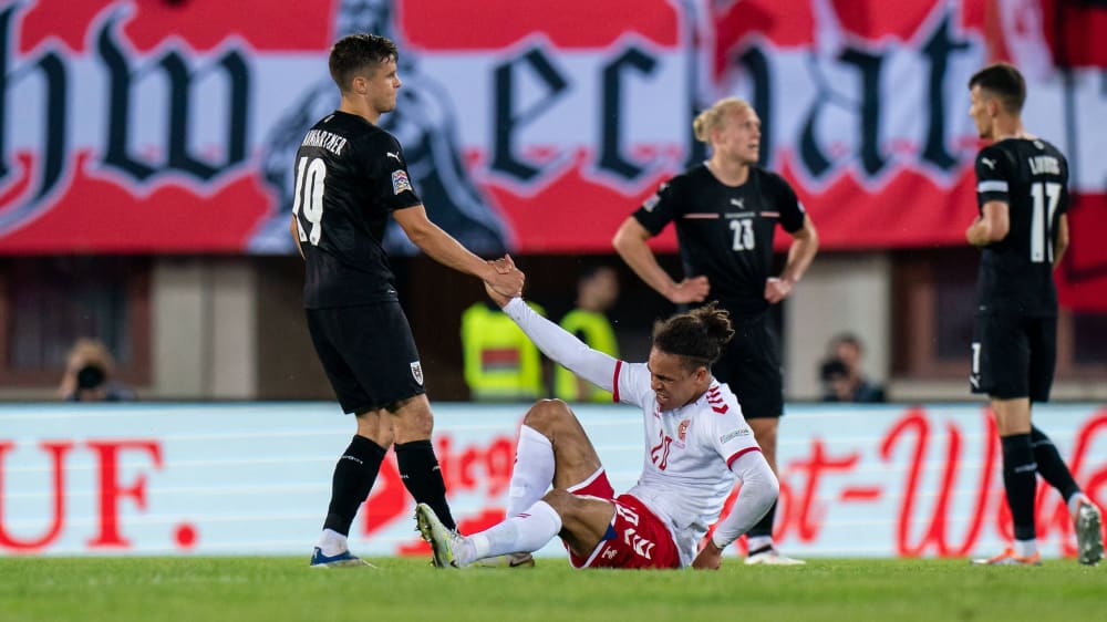 Da war noch alles in Ordnung: Österreichs Christoph Baumgartner hilft Dänemarks Yussuf Poulsen auf die Beine.