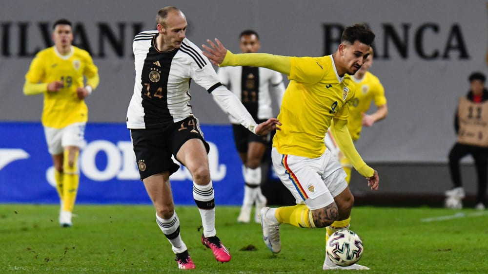 Henning Matriciani (li.) feierte gegen Rumänien sein Debüt für die deutsche U 21.