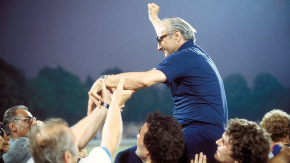 Horst Buhtz feiert den Aufstieg mit Bayer 04 Uerdingen 1978/79