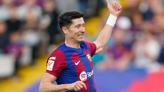 Robert Lewandowski sorgte mit einem Doppelpack für den glücklichen 2:1-Sieg des FC Barcelona gegen Aufsteiger Alaves.