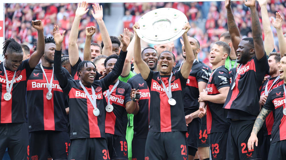 Verdienter kann man nicht Meister werden: Bayer Leverkusen präsentiert die Schale.