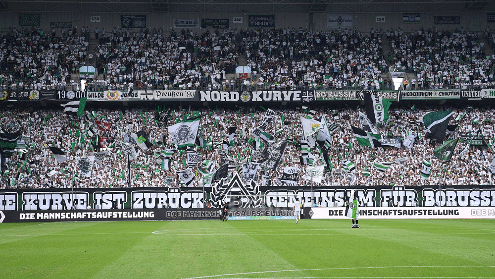 Die Fans von Borussia Mönchengladbach wollen ihre Mannschaft zum nächsten Sieg tragen.