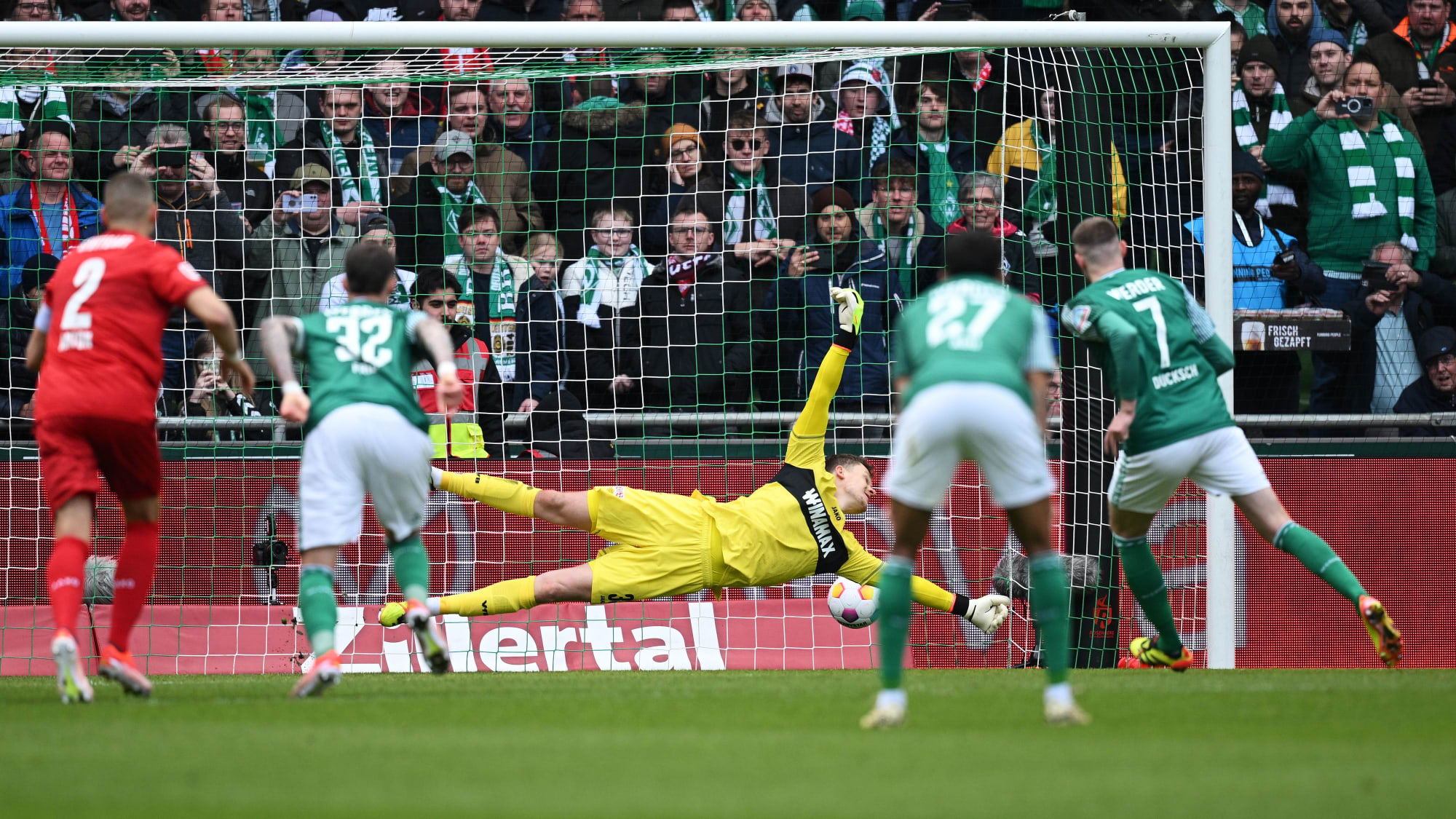 Marvin Ducksch tritt zum 1:0 für Bremen