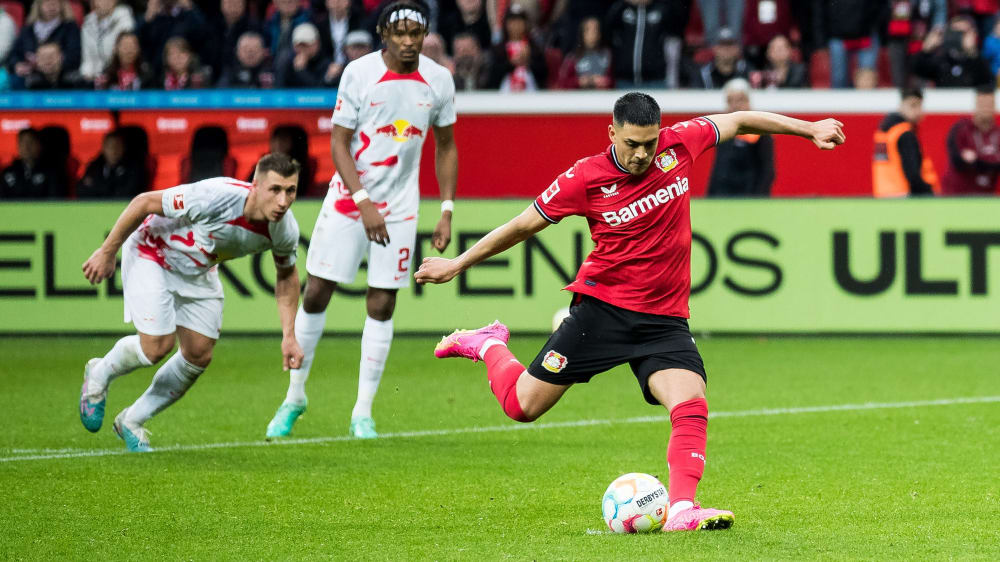 Nadiem Amiri trifft vom Punkt zum 2:0 für Leverkusen gegen Leipzig