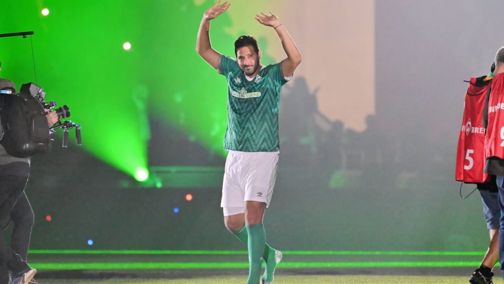 Claudio Pizarro auf der Ehrenrunde nach seinem Abschiedsspiel im Bremer Weserstadion.