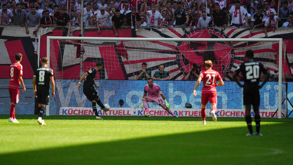 Brachte seine Team mit einem Treffer vom Elfmeterpunkt auf die Siegerstraße: Hannovers Abwehrchef Boris Tomiak.