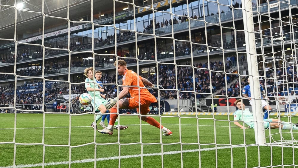 Führung für Hoffenheim: Alex Kral bugsiert den Ball an Ralf Fährmann vorbei ins eigene Netz.