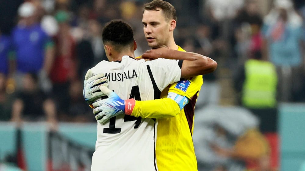 Manuel Neuer (hier mit Jamal Musiala) sieht seine Zukunft auch weiterhin bei der deutschen Auswahl.