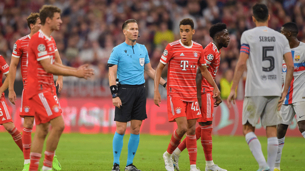 Am Mittwoch im Fokus: Referee Danny Makkelie pfeift die Bayern gegen Arsenal.