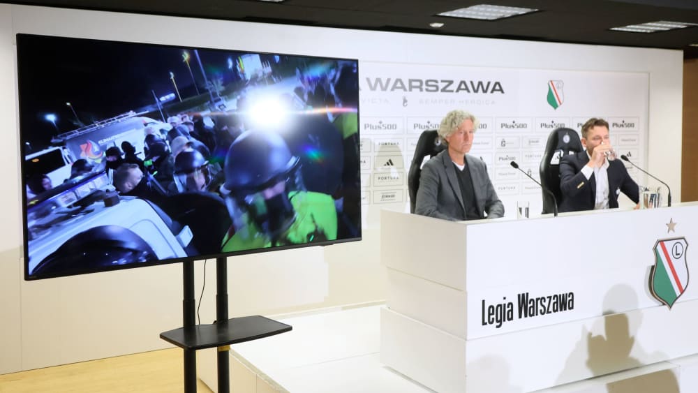 Legia Warschau veröffentlichte auf einer Pressekonferenz Videoaufnahmen von den Vorfälle nach Spielende.