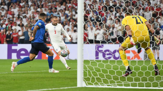 Das frühe 1:0 für England: Luke Shaw trifft nach einer Flanke per Direktabnahme. 