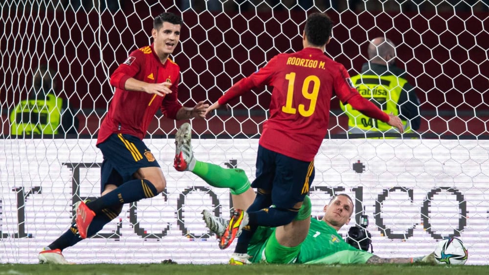 Spaniens Alvaro Morata (li.) machte den Unterschied im "Endspiel" um das WM-Ticket gegen Schweden.
