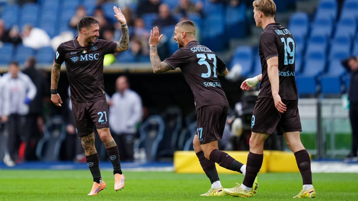 Politano-als-Wegbereiter-und-drei-Platzverweise-Napoli-siegt-bei-Lazio