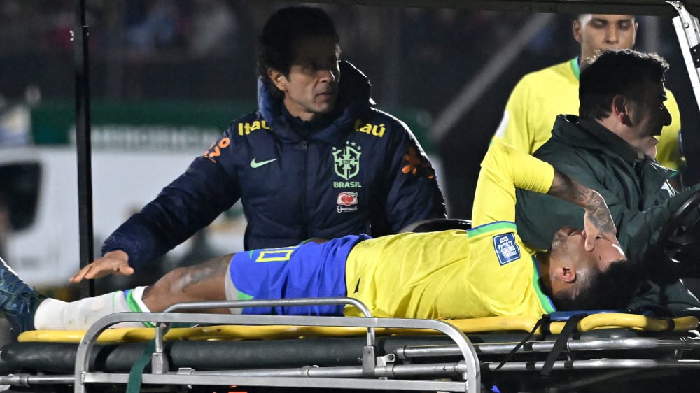 Sorgen um Neymar: Der 31-Jährige musste in Uruguay vom Platz gebracht werden.