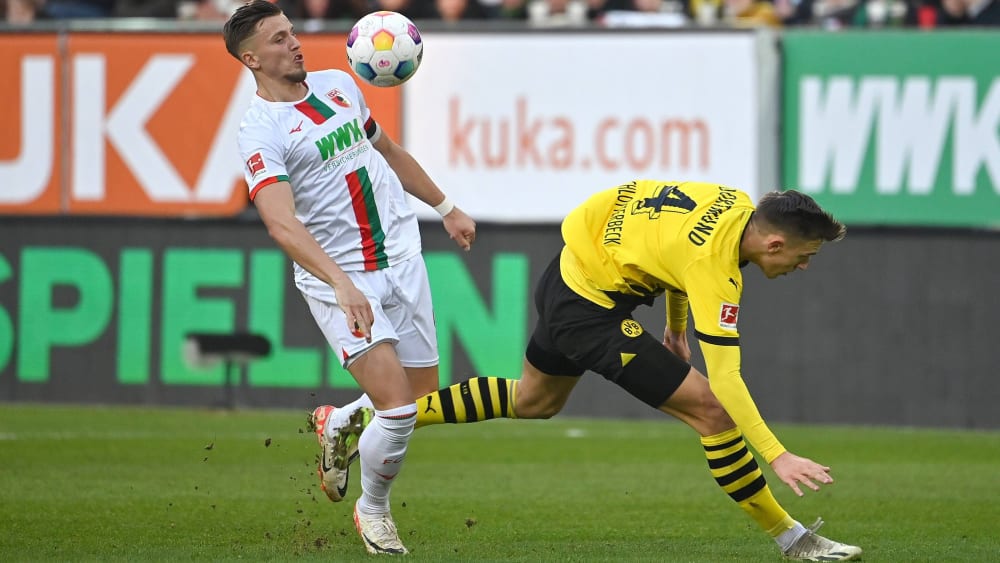 Entscheidende Szene in Augsburg: Ermedin Demirovic (li.) setzt sich vor seinem 1:0 gegen Nico Schlotterbeck durch.