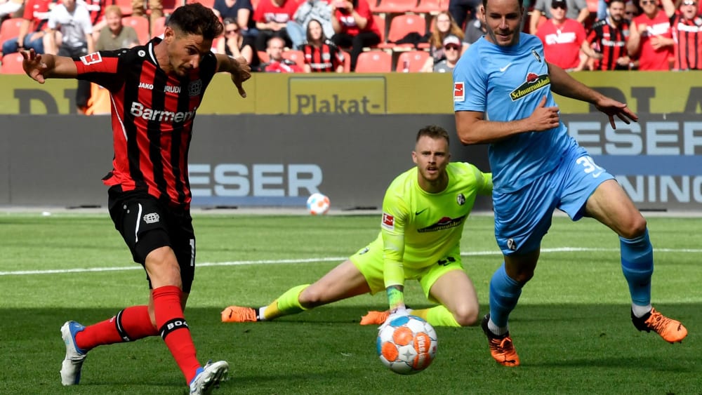 Eingeschoben: Lucas Alario (li.) trifft gegen Freiburg zum 1:0 für Leverkusen.