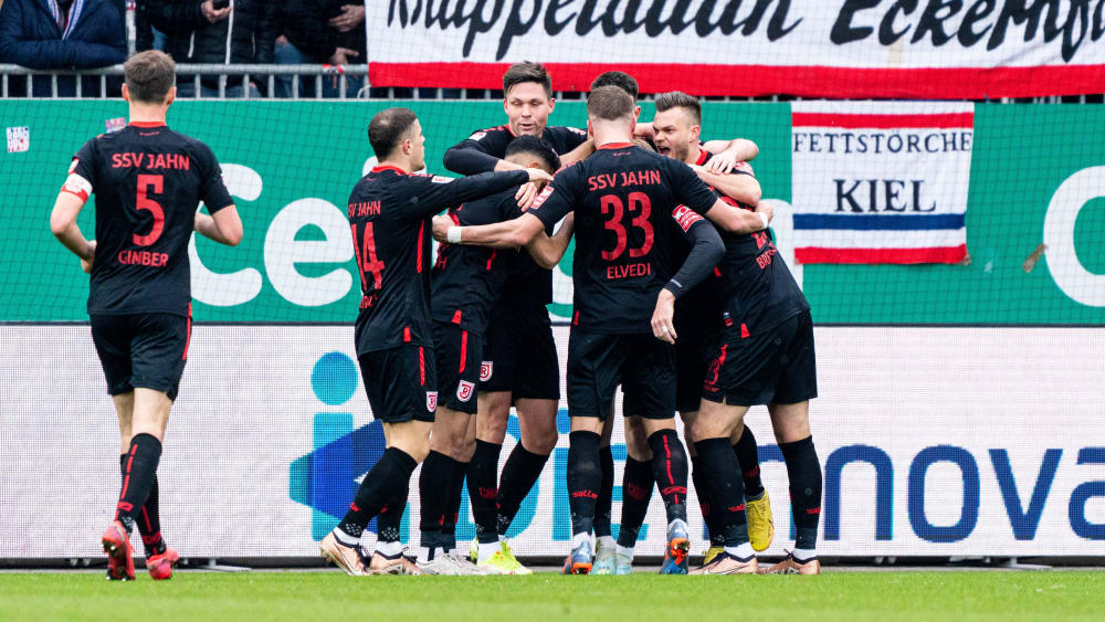 Jubeltraube nach dem 1:0: Die Regensburger feiern den Führungstreffer.