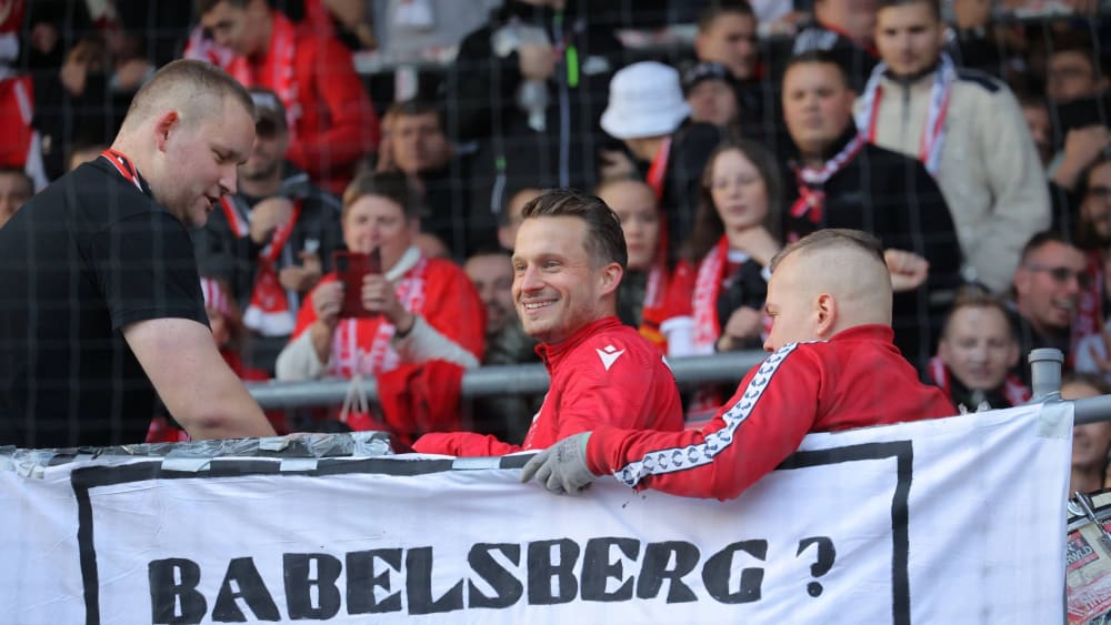 Gefeierter Held: Maximilian Oesterhelweg (Mitte) traf im Brandenburg-Derby gegen Babelsberg gleich dreimal für Energie Cottbus.