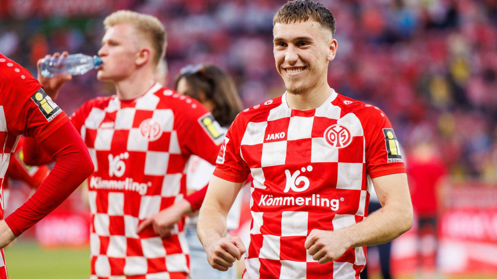 Mainz, wie es singt und lacht - und das 3:0 gegen Dortmund sowie Top-Talent Brajan Gruda feiert.