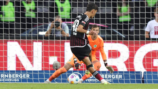 Das 1:1 der Nürnberger: Can Uzun schaut Andreas Linde aus und trifft vom Punkt zum Ausgleich.