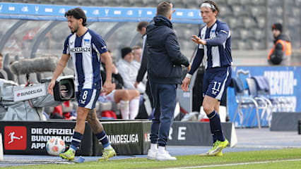 Frühes Dienst-Ende: Hertha-Coach Stefan Leitl nahm Fabian Reese (re.) gegen den 1. FC Nürnberg nach 64 Minuten vom Feld.
