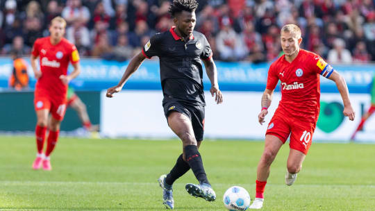 Als Rechtsfuß in der Spieleröffnung links besser aufgehoben: Innenverteidiger Edmond Tapsoba.