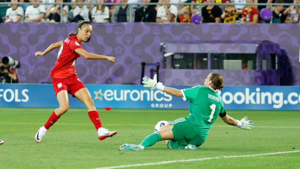Plötzlich ist Natalia Padilla frei durch, aber Ann Katrin Berger bleibt cool und gewinnt das direkte Duell gegen die Polin.