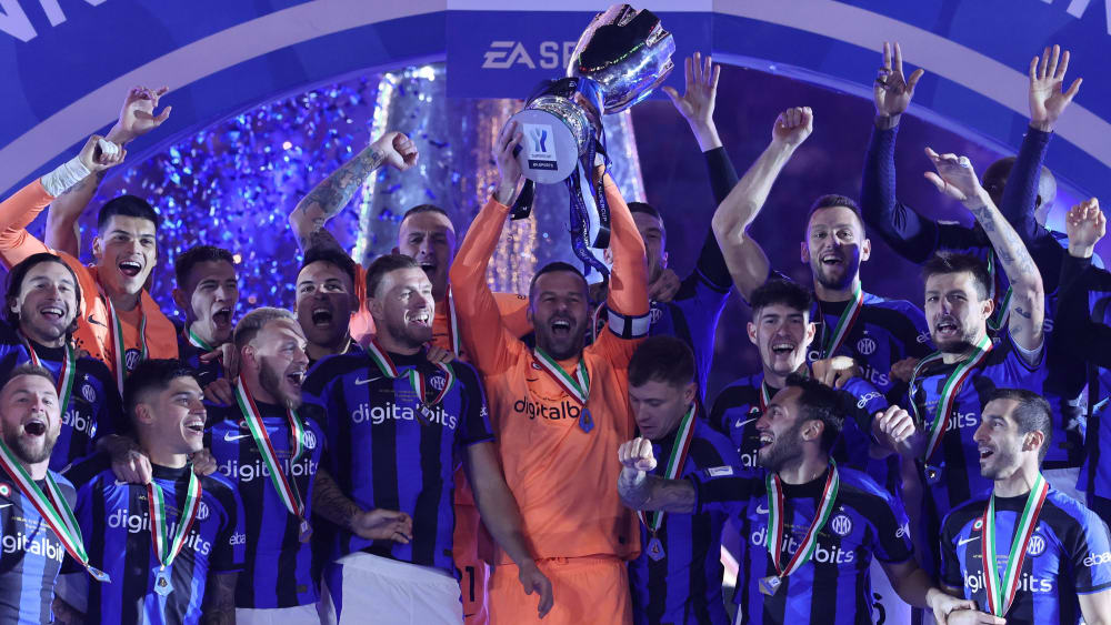 Ausgiebige Freude überall: Inter Mailands Spieler feiern den Gewinn der Supercoppa 2023.