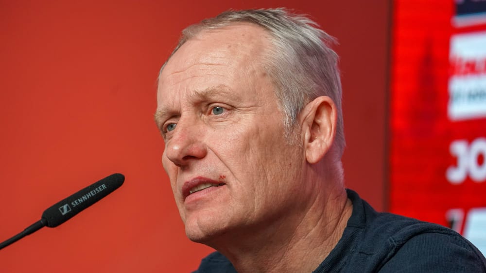 Hofft auf einen "kühlen Kopf" seines Teams am Samstag in Köln: Freiburgs Coach Christian Streich.