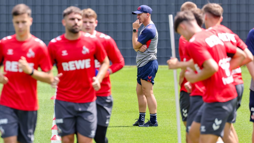 Kölns neuer Trainer Gerhard Struber (Mitte) bei der ersten Einheit mit seinem neuen Team am Montag in Köln.