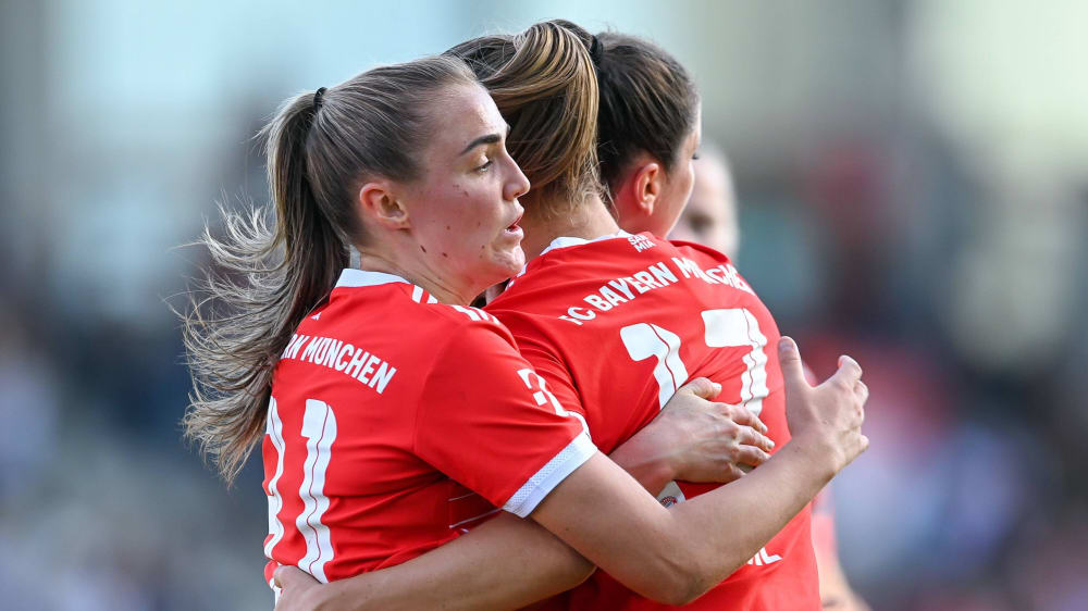 Bayern-Torjubel: Georgia Stanway (li.) freut sich mit Klara Bühl und Sarah Zadrazil.