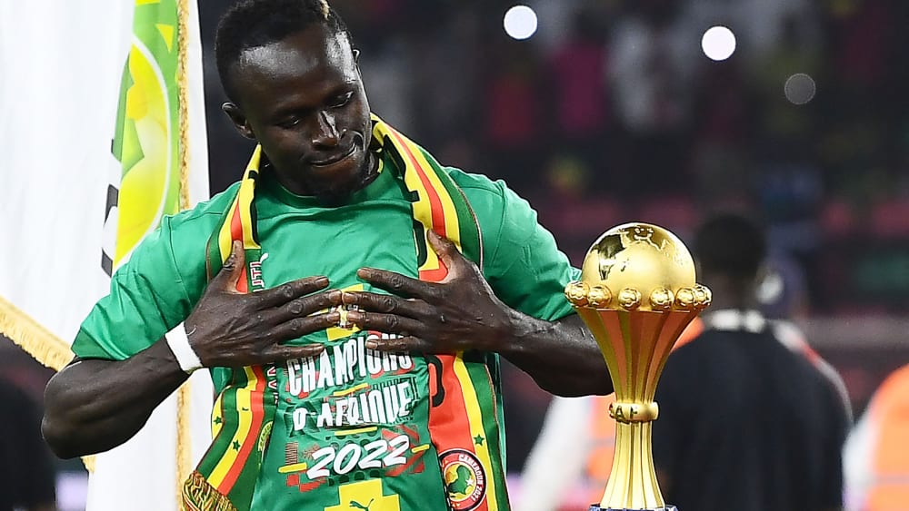 Senegals Matchwinner Sadio Mané und der Pokal des Afrikameisters.