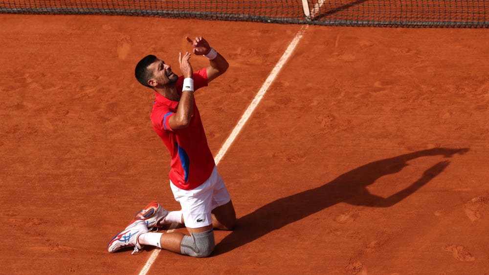 Von seinen Emotionen übermannt: Novak Djokovic holt Olympisches Gold.