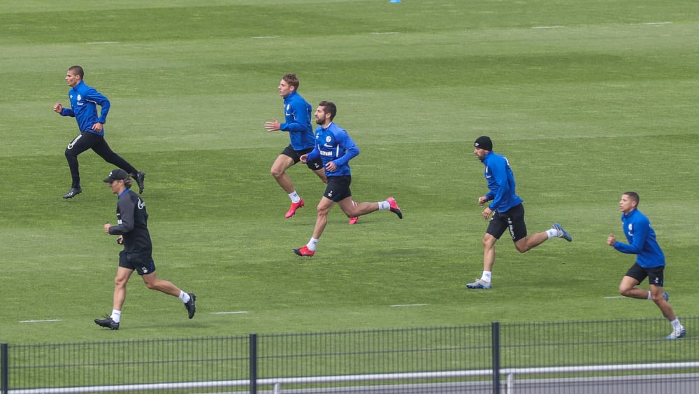 Die Spieler des FC Schalke 04 sollen selbst entscheiden, ob sie am Trainings- und Spielbetrieb teilnehmen wollen.