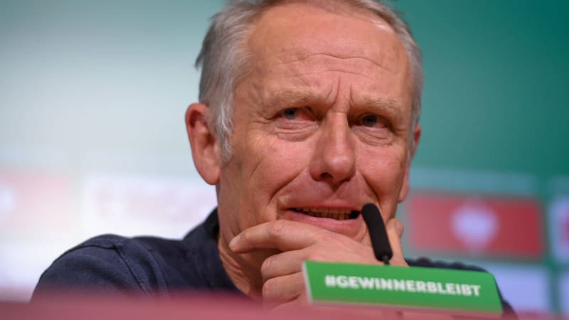 Trainer Christian STREICH (Cheftrainer, Coach, Freiburg) bei der Pressekonferenz, PK, Einzelbild, Ak