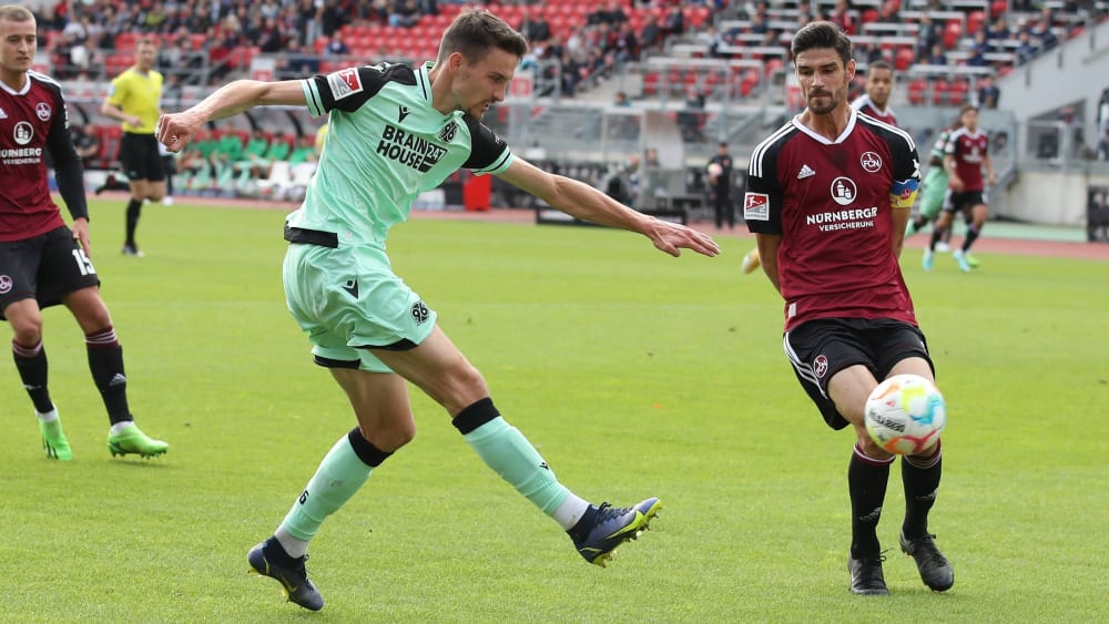 Kein Durchkommen: Die Verteidigung des 1. FC Nürnberg um Kapitän Christopher Schindler hielt zum dritten Mal in Folge die Null.