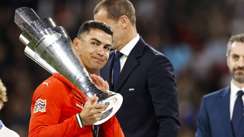 MÜNCHEN - Cristiano Ronaldo van Portugal met de Nations League-beker tijdens de UEFA Nations League-finale Portugal - Spanje in de Munich Football Arena op 8 juni 2025 in München, Duitsland. ANP Hollandse Hoogte MAURICE VAN STEEN UEFA Nations League 2025 Finale 2024 2025 xVIxANPxSportx xMauricexvanxSteenxIVx 529589104 origineelBestandsnaam: 529589104.jpg